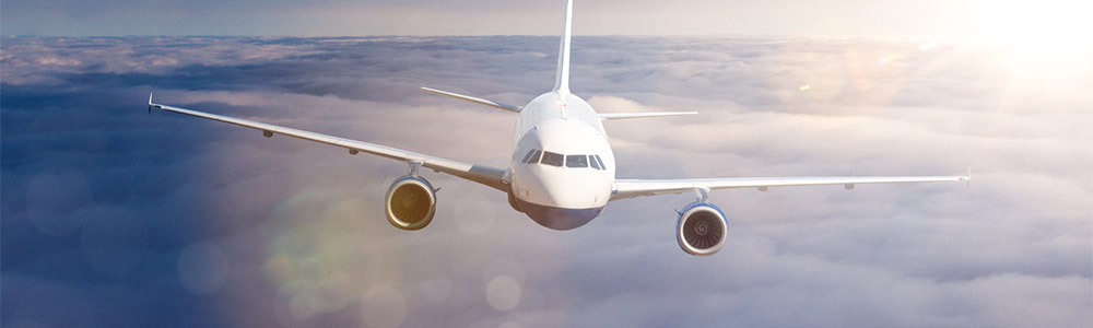 Ein Flugzeug schwebt über den Wolken hinweg. Wie schön könnte eine Flugreise sein, wenn man nicht unter Flugangst leiden würde. Aber man kann diese Angst vorm Fliegen überwinden.