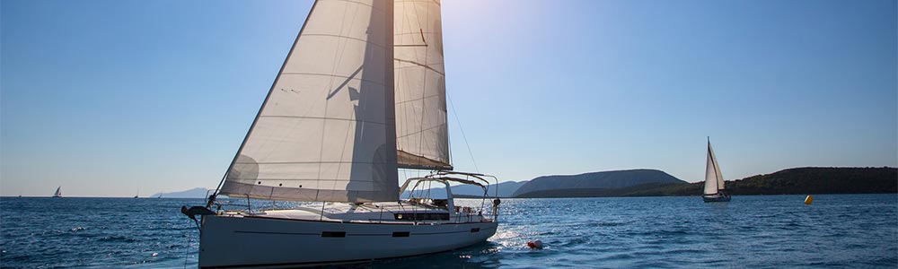 Ein Segelschiff steuert auf sein Ziel zu. Nur durch perfekte Kommunikation der Crewmitglieder wird das Vorhaben zum Erfolg.